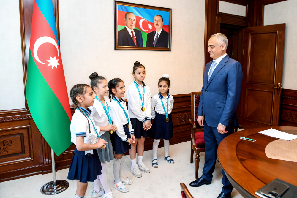 Səlahiyyətli nümayəndə müsabiqə və yarışlarda qalib olan şagirdlərlə görüşüb